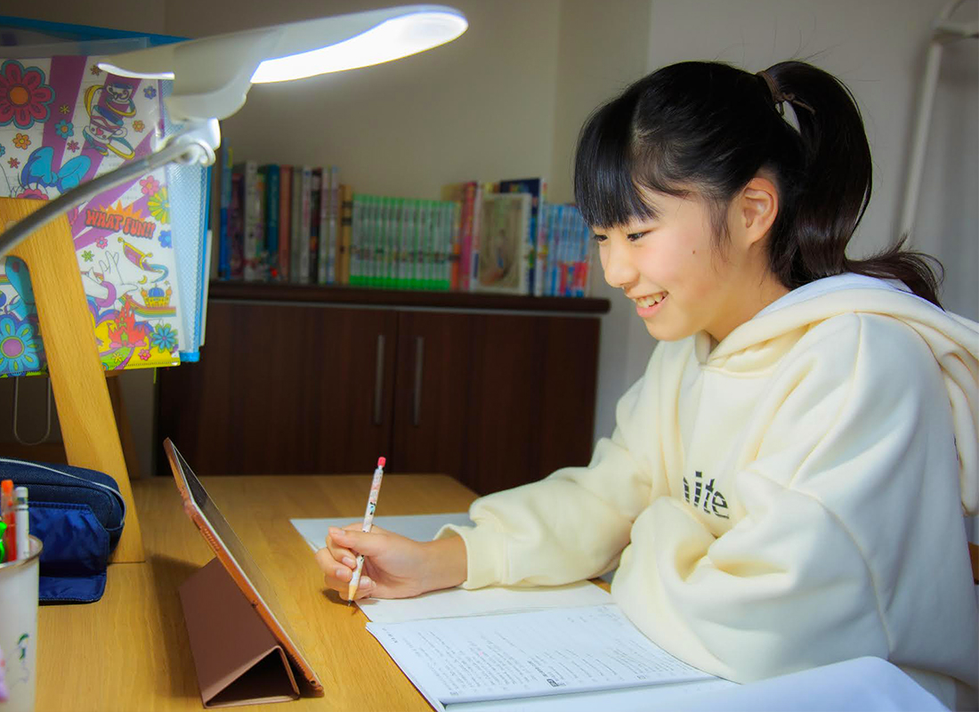 勉強している小学生の写真