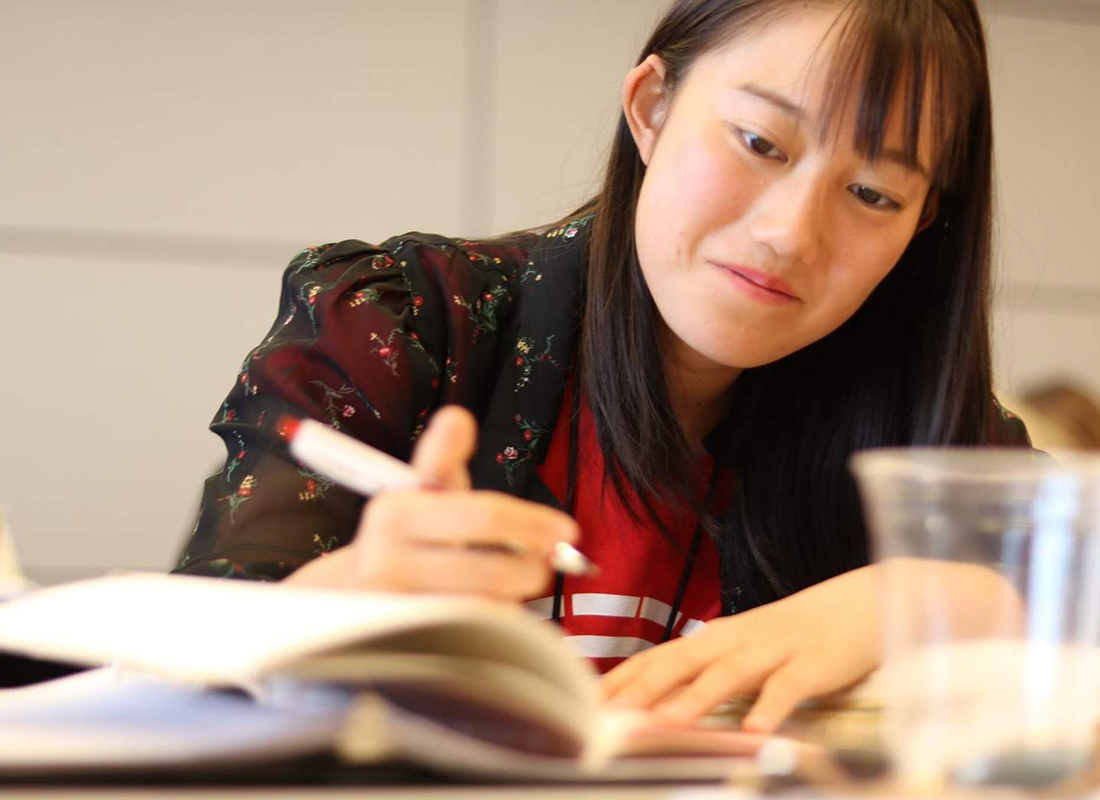 勉強する中高生の写真