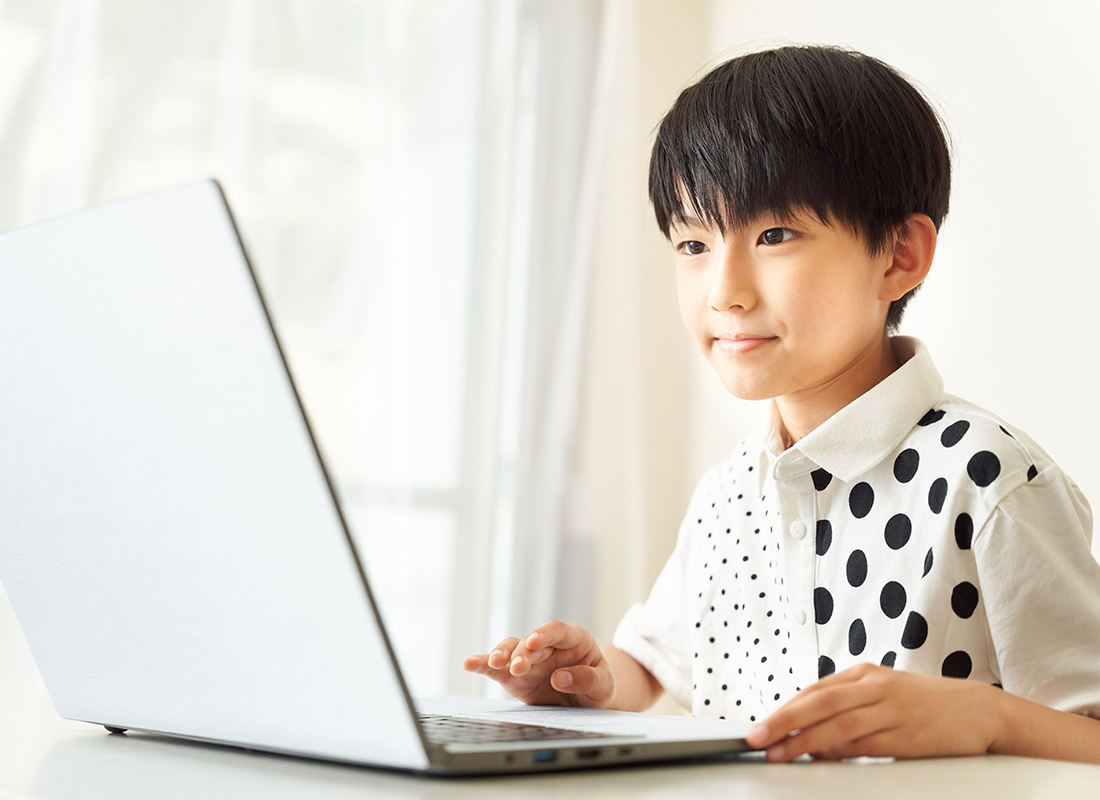 勉強する小学生の写真